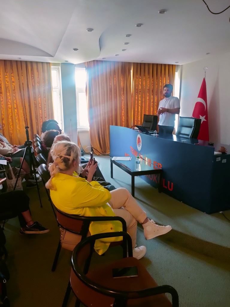 Meslek Yüksekokulumuz El Sanatları Bolumu Kuyumculuk Ve Takı Tasarımı Programında Gerçekleştirilen HRD Sertifikasyon Pırlanta Söyleşisi detayı için tıklayınız